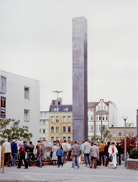 Esther Shalev-Gerz et Jochen Gerz, Monument contre le fascisme, 1986, installation permanente, Hambourg-Harbourg, Allemagne, vue d'installation, 1986, © Atelier Shalev-Gerz-low def