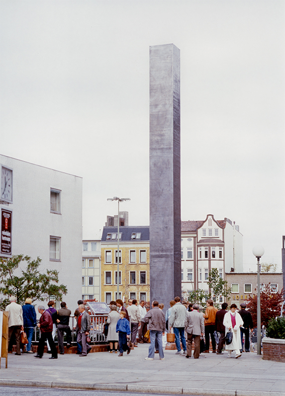 Esther Shalev-Gerz et Jochen Gerz, Monument contre le fascisme, 1986, installation permanente, Hambourg-Harbourg, Allemagne, vue d'installation, 1986, © Atelier Shalev-Gerz-low def